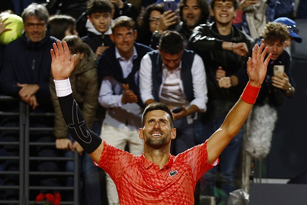 Novak Djokovic defeats Etcheverry in Rome Open.