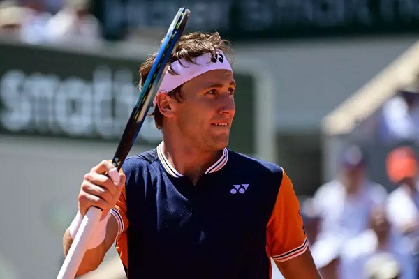 Ruud overcomes Zeppieri at Roland Garros. 