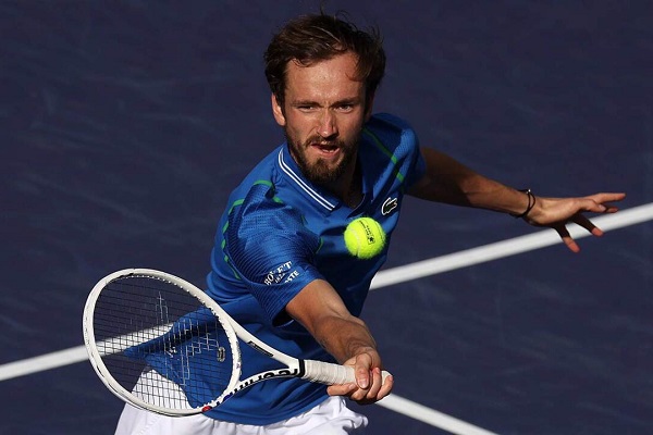 Daniil Medvedev overcomes ankle and thumb issues to reach semi-finals at Indian Wells.
