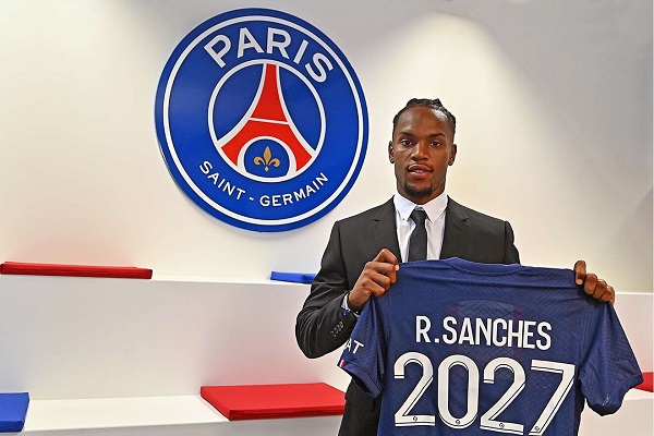 Renato Sanches has signed a five-year contract with Paris St-Germain.