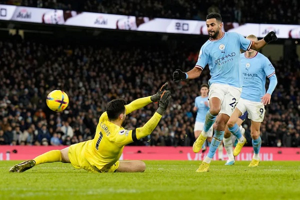Manchester City makes a stunning comeback to defeat Tottenham 4-2.