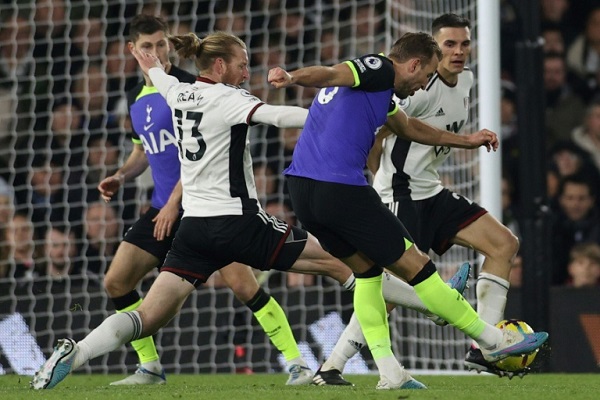 Kane scores as Tottenham narrowly wins 1-0 against Fulham.