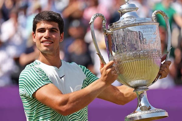 Alcaraz wins the Queen's Club title and regains the top spot in the world.