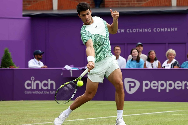 Alcaraz recovers with a decisive victory to reach the Queen's Club quarterfinals. 