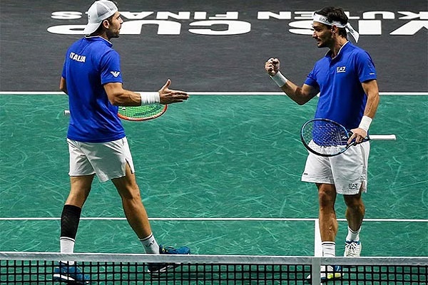 Bolelli and Fognini maintain composure to preserve Italy's Davis Cup run alive.
