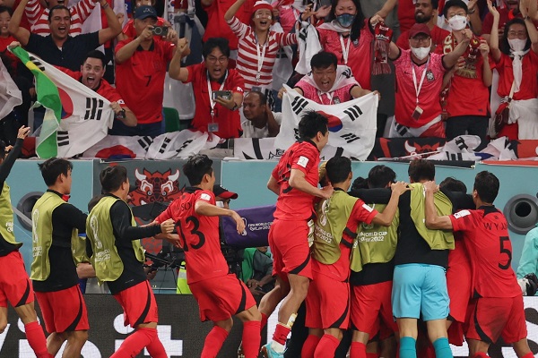 South Korea qualifies for the Round of 16 with a thriller 2-1 victory over Portugal.