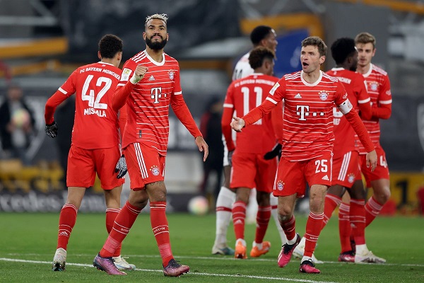 Bayern Munich returns to the top of the Bundesliga with 2-1 victory over Stuttgart.