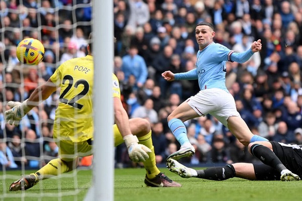 Manchester City defeats Newcastle United 2-0.