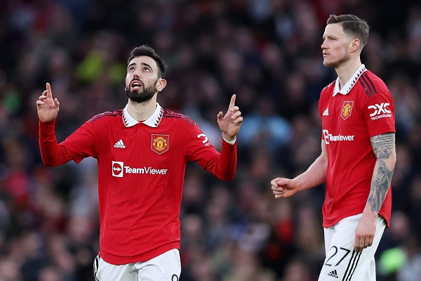 Manchester United defeat 9-man Fulham 3-1 in the FA Cup.