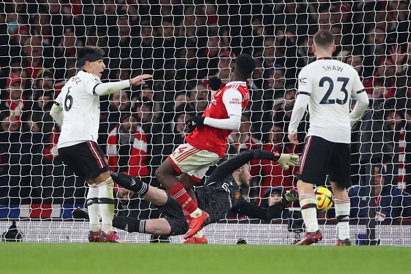 Arsenal narrowly defeats Manchester United 3-2 to stay at the top of EPL table.