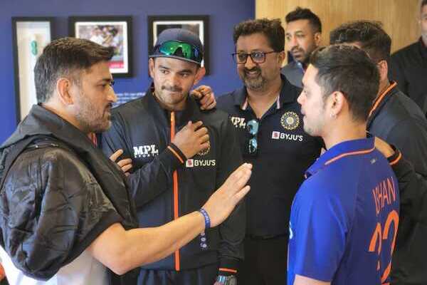 MS Dhoni Visits Indian Dressing Room In Edgbaston